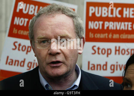 Sinn Fein Vice-président Martin McGuinness, à l'extérieur de l'GPO sur O'Connell Street, Dublin. Banque D'Images