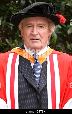 William Roache, star de la rue du couronnement, qui joue Ken Barlow dans le savon télévisuel, après avoir reçu aujourd'hui un doctorat honorifique de l'Université de Chester. Banque D'Images