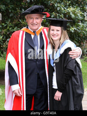 William Roache, star de la rue couronnement, qui joue Ken Barlow, dans le savon télévisuel, après avoir reçu un doctorat honorifique de l'Université de Chester, avec Tracy Barlow, étudiante en sciences infirmières, 21 ans, de Blackpool, qui a reçu son diplôme en sciences infirmières, à la cérémonie d'aujourd'hui à la cathédrale de Chester. Banque D'Images