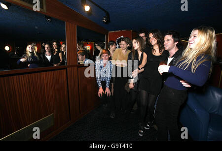 Jeunes et nouveaux talents d'acteur (G-D) Luke Treadaway, Emilie Dequenne, Georges Babluani (partiellement caché), Lucy Russell (haut en or), Amira Casar, Louis Garrel (partiellement caché), Joana Preiss, Tom Riley et Sara Forestieris présentés à « A rendez-vous with French Cinema », une présentation de talent d'acteur et d'acteur français Au Curzon Mayfair dans le centre de Londres. Banque D'Images