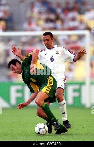 Football - coupe des Confédérations de la FIFA - Groupe B - France / Australie.Youri Djorkaeff (r) en France défie Stan Lazaridis (l) en Australie Banque D'Images