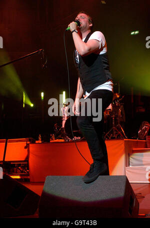 Les Kaiser Chiefs se font une représentation lors d'un concert Teenage cancer Trust Benefit au Royal Albert Hall dans le centre de Londres. Banque D'Images