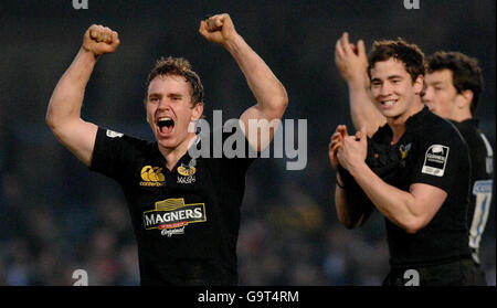 Eoin Reddan (à gauche), Danny Cipriani et Tom Voyce (à droite) célèbrent leur victoire de 35-13 sur Leinster après le quart de finale de la coupe Heineken à Adams Park, Wycombe. Banque D'Images