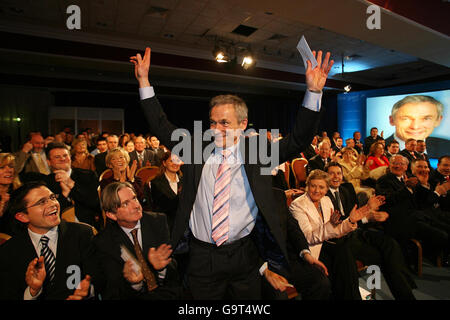 Le chef adjoint de fine Gael Richard Bruton lors de la pré-élection du parti ard fheis, à City West Hotel, Dublin. Banque D'Images