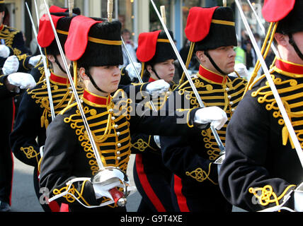 Une des premières femmes soldats (à gauche) à monter la garde à Windsor Casle, marche vers le château avec la troupe du roi Royal Horse Artillery. Banque D'Images