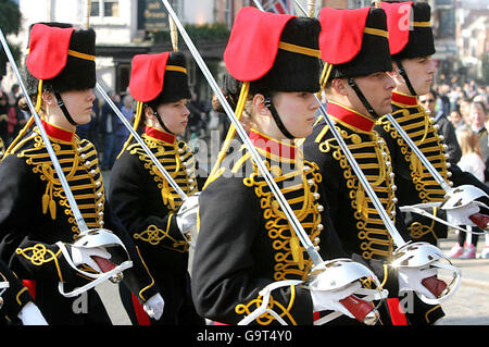 Trois des premières femmes soldats (de gauche à monter la garde à Windsor Casle, marchent dans le château avec la troupe du roi Royal Horse Artillery. Banque D'Images