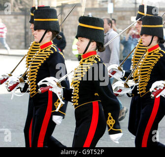 Certaines des premières femmes soldats à monter la garde à Windsor Casle, marchent dans le château avec la troupe du roi Royal Horse Artillery. Banque D'Images