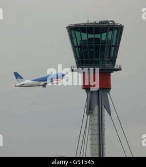 BMI (British Midland) l'Airbus 319 passe devant la nouvelle tour de contrôle de l'aéroport Heathrow de Londres. Banque D'Images