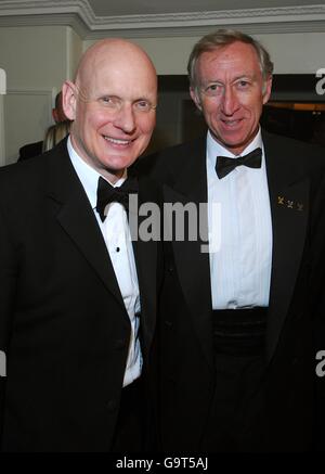 Croire à réaliser avec Kelly Holmes et la Youth Sport Trust. Duncan Goodhew (à gauche) et David Hemery lors du dîner de gala au Savoy Hotel de Londres. Banque D'Images