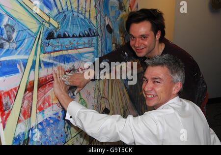 Croire à réaliser avec Kelly Holmes et la Youth Sport Trust. Jonathan Edwards (devant) ajoute une empreinte à une peinture de Sacha Jafri. Banque D'Images