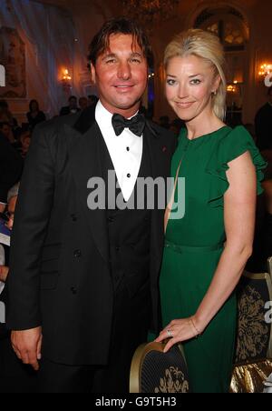 Croire à réaliser avec Kelly Holmes et la Youth Sport Trust. Tamara Beckwith et un invité assistent au dîner de gala au Savoy Hotel à Londres. Banque D'Images