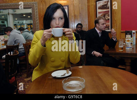 Caroline Flint, ministre de la Santé publique, dans un pub de la gare Victoria de Londres. Banque D'Images