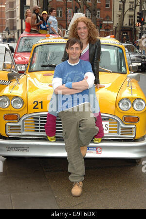 Ian H Watkins et Natalie Casey assistent à un photocall pour annoncer la renommée la comédie musicale (ouverture le 4 mai), au Shaftesbury Theatre, dans le centre de Londres. Banque D'Images