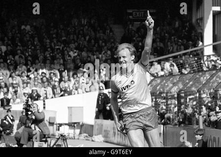 George Reilly de Watford célèbre son but après 12 minutes le match Banque D'Images