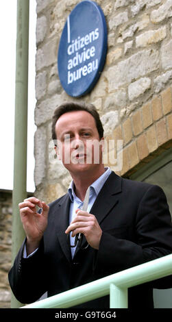 Le chef conservateur David Cameron ouvre un nouveau bureau de conseil aux citoyens à Witney, dans l'Oxfordshire. Banque D'Images