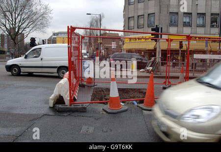 Enquête sur les potholes.Les voitures parcourent les routes de Waterloo Road, dans le centre de Londres. Banque D'Images