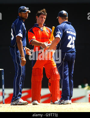 Le batteur néerlandais Ryan Ten Doeschate (au centre) tremble les mains avec Navdeep Poonia en Écosse et Neil McCallum (à droite) après que l'Écosse ait été battue lors de son dernier match de la coupe du monde de cricket 2007 de l'ICC DU groupe A à Warner Park, Basseterre, St Kitts. Banque D'Images