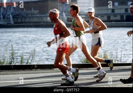 Athlétisme - Marathon d'Helsinki. Les coureurs du marathon font le tour de la baie Banque D'Images