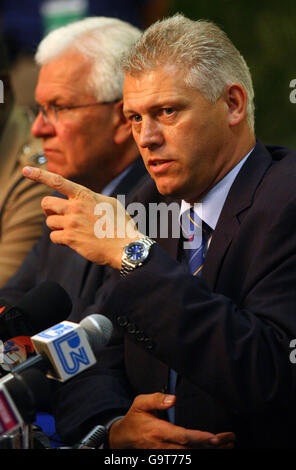 Mark Shields, chef adjoint de la police en Jamaïque, et Malcolm Speed, chef de l'exécutif du Conseil international de cricket, s'exprimant lors d'une conférence de presse à l'hôtel Pakistan de l'équipe de cricket à Kingston, en Jamaïque. Banque D'Images