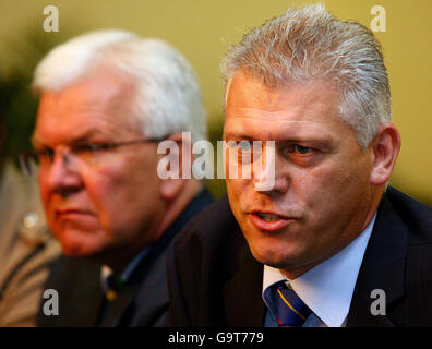 Mark Shields, chef adjoint de la police en Jamaïque, et Malcolm Speed, chef de la direction du Conseil international de cricket (à gauche), prenant la parole au cours d'une conférence de presse à l'hôtel de l'équipe de cricket du Pakistan à Kingston, en Jamaïque. Banque D'Images