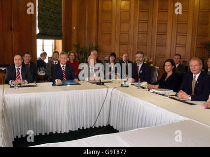 De gauche à droite; député de Nigel Dodds Democratic Unionist Party (DUP); député de Sammy Wilson DUP; Ian Paisley Jnr DUP; Jeffrey Donaldson DUP MP; chef adjoint du DUP Peter Robinson; Iris Robinson, épouse de Peter; chef du DUP de Hay, le révérend Ian Paisley; Jimmy Spratt DUP; DUP d'Arlene Foster; DUP de William; Gerry Adams, président de Sinn Fein; Mary Lou McDonnell, présidente de Sinn Fein; Connor Murphy, Sinn Fein, Martin McGuinness, député de Sinn Fein, et Gerry Kelly, Sinn Fein (visage partiellement obscurci), à l'édifice de l'Assemblée Stormont à Belfast. Banque D'Images