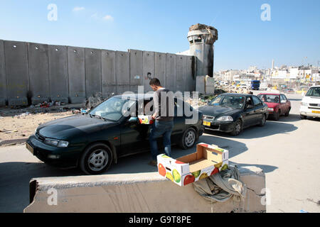 Des gens font la queue à un point de contrôle sur la barrière israélienne de Cisjordanie à Ramallah. Banque D'Images