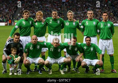 Football - Championnat d'Europe de l'UEFA qualification 2008 - Groupe D - République d'Irlande / Slovaquie - Croke Park.L'équipe de la République d'Irlande s'équipe avant le lancement Banque D'Images