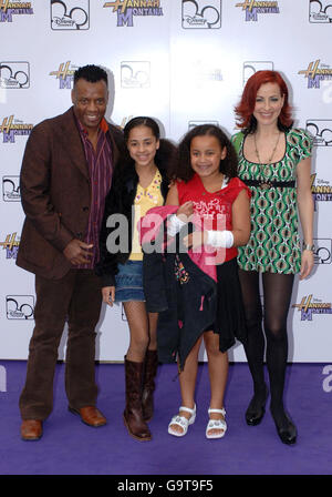 David Grant, Carrie Grant et les enfants arrivent pour le premier concert britannique de Disney sensation Hannah Montana (joué par Miley Cyrus) à Koko à Camden, dans le nord de Londres. Banque D'Images