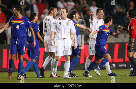 John Terry et Wayne Rooney, de l'Angleterre, échangent des mots avec des joueurs d'Andorre lors du match de qualification de l'UEFA European Championship à l'Olimpico de Montjuic, Barcelone. Banque D'Images