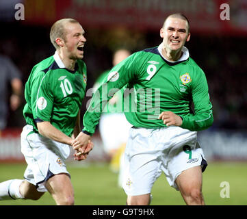 David Healy (à droite), d'Irlande du Nord, célèbre avec son coéquipier Warren Feeney après avoir obtenu son score contre la Suède lors du match de qualification de l'UEFA European Championship à Windsor Park, Belfast. Banque D'Images