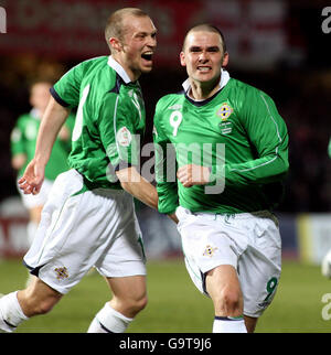 David Healy (à droite), d'Irlande du Nord, célèbre avec son coéquipier Warren Feeney après avoir obtenu son score contre la Suède lors du match de qualification de l'UEFA European Championship à Windsor Park, Belfast. Banque D'Images