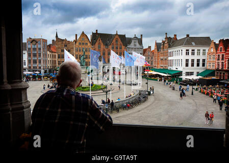 La place du marché de Bruges en Belgique de l'Duvelorium Grand Café Bière Historium museum. Usage éditorial uniquement. Banque D'Images