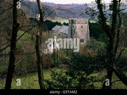 Voir SE de C 15ème église situé dans vallée à Nevern, Pembrokeshire, entouré d'if anglais arbres sur un site fondé par St Brynach en C5e/c6e. Banque D'Images