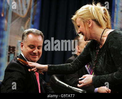 Le leader travailliste écossais Jack McConnell se prépare au débat politique de la STV au National Piping Center de Glasgow. Banque D'Images