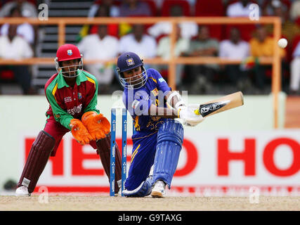 Le mahela Jayawardene du Sri Lanka en action, sous la surveillance du joueur de cricket des Antilles Denesh Ramdin (à gauche) lors du match Super 8 de la coupe du monde de cricket de la CCI au Stade national du Guyana, à Georgetown, au Guyana. Banque D'Images