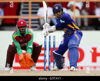 Le mahela Jayawardene du Sri Lanka en action, sous la surveillance du gardien de rue Denesh Ramdin lors du match Super 8 de la coupe du monde de cricket de l'ICC au stade national du Guyana, à Georgetown, au Guyana. Banque D'Images