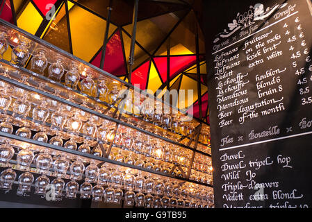 Liste de prix et de verres à bière à l'Duvelorium Grand Café Bière Historium à Bruges, Belgique. Usage éditorial uniquement. Banque D'Images