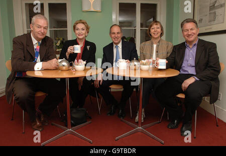 (De gauche à droite) Jon Snow, Sian Phillips, Loyd Grossman, Jenny Agutter et Michael Portillo à l'occasion du lancement du Coffeehouse Challenge à la Royal Society for the encouragement of Arts, manufactures and Commerce (RSA), à Londres. Banque D'Images