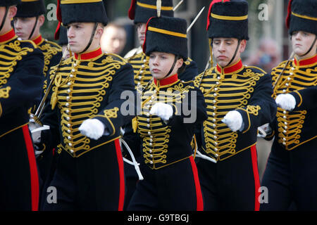 Une des premières femmes soldats (au centre) à monter la garde à Windsor Casle, marche vers le château avec la troupe du roi Royal Horse Artillery. Banque D'Images