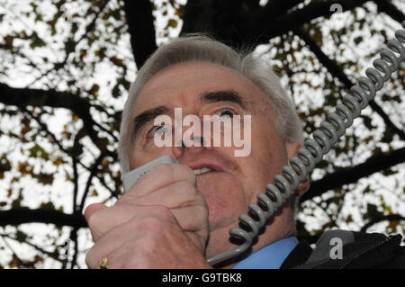 L'ombre du chancelier, John McDonnell, s'adresse aux élèves en dehors de Birbeck University, protestant contre le gouvernement coupe dans les frais. Banque D'Images