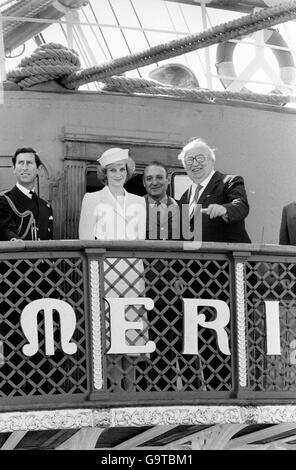 Le prince et la princesse de Galles avec le ministre italien de la défense, Giovanni Spadolini, sur le pont de l'Amerigo Vespucci, lors de leur visite au Spezia, en Italie. Banque D'Images
