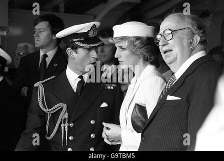 Le prince et la princesse de Galles à bord de la frégate grecque, lors de leur visite au port militaire de la Spezia, en Italie. Il y a avec eux le ministre italien de la Défense, Giovanni Spadolini. Banque D'Images