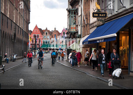 Vue vers la Place du Marché de Bruges, Belgique. Banque D'Images