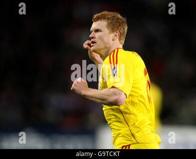 Football - UEFA Champions League - quart de finale - première étape - PSV Eindhoven / Liverpool - Philips Stadion.John Arne Riise, de Liverpool, célèbre le deuxième but du match Banque D'Images