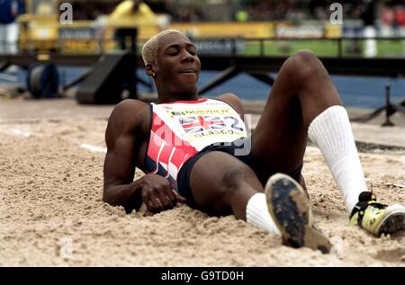 Le Phillips Idowu de Grande-Bretagne est facile à prendre dans le sable après un saut dans le triple saut pour hommes Banque D'Images