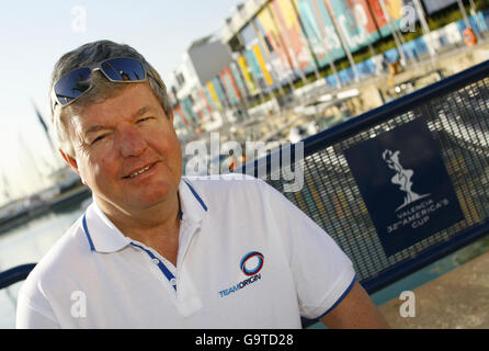 Sir Keith Mills, 56 ans, à Valence, en Espagne, où la 32e coupe de l'Amérique commence sérieusement cette semaine. Banque D'Images