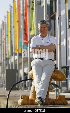 Sir Keith Mills, 56 ans, à Valence, en Espagne, où la 32e coupe de l'Amérique commence sérieusement cette semaine. Banque D'Images