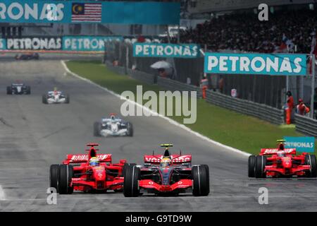 Lewis Hamilton (GBR) McLaren Mercedes MP4/22 et Felipe Massa (BRA) Ferrari F2007 bataille pour la position. Formula One World Championship, RD 2, Grand Prix de Malaisie, la race, Sepang, Malaisie, dimanche 8 avril 2007. L'IMAGE NUMÉRIQUE Banque D'Images