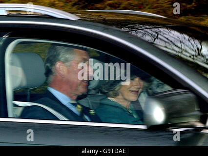 Le prince Charles de Grande-Bretagne, le prince de Galles, et sa femme Camilla, duchesse de Cornouailles, arrivent à Crathie Kirk, Balmoral, Écosse, pour le service du dimanche de Pâques. Banque D'Images