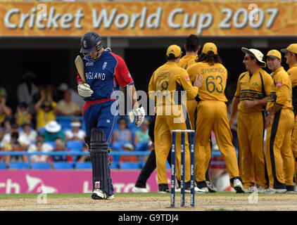 L'Australie se fête alors que Andrew Strauss, de l'Angleterre, revient dans le pavillon après avoir été sous les ordres lors du match Super 8 de la coupe du monde de cricket de l'ICC au stade Sir Vivian Richards, North Sound, Antigua. Banque D'Images